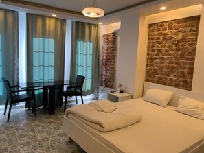 Suite Deluxe, 1 letto queen | 1 camera, biancheria da letto di alta qualità, una scrivania