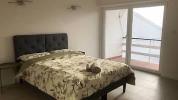 6 bedrooms, desk, iron/ironing board, travel crib