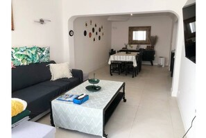 Living area - 2-Pool, Ocean-View, BBQ, and Games! (Parede)