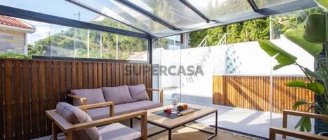 تلفزيون، وحدة تحكم لألعاب الفيديو، برامج وأفلام نتفليكس، كُتُب