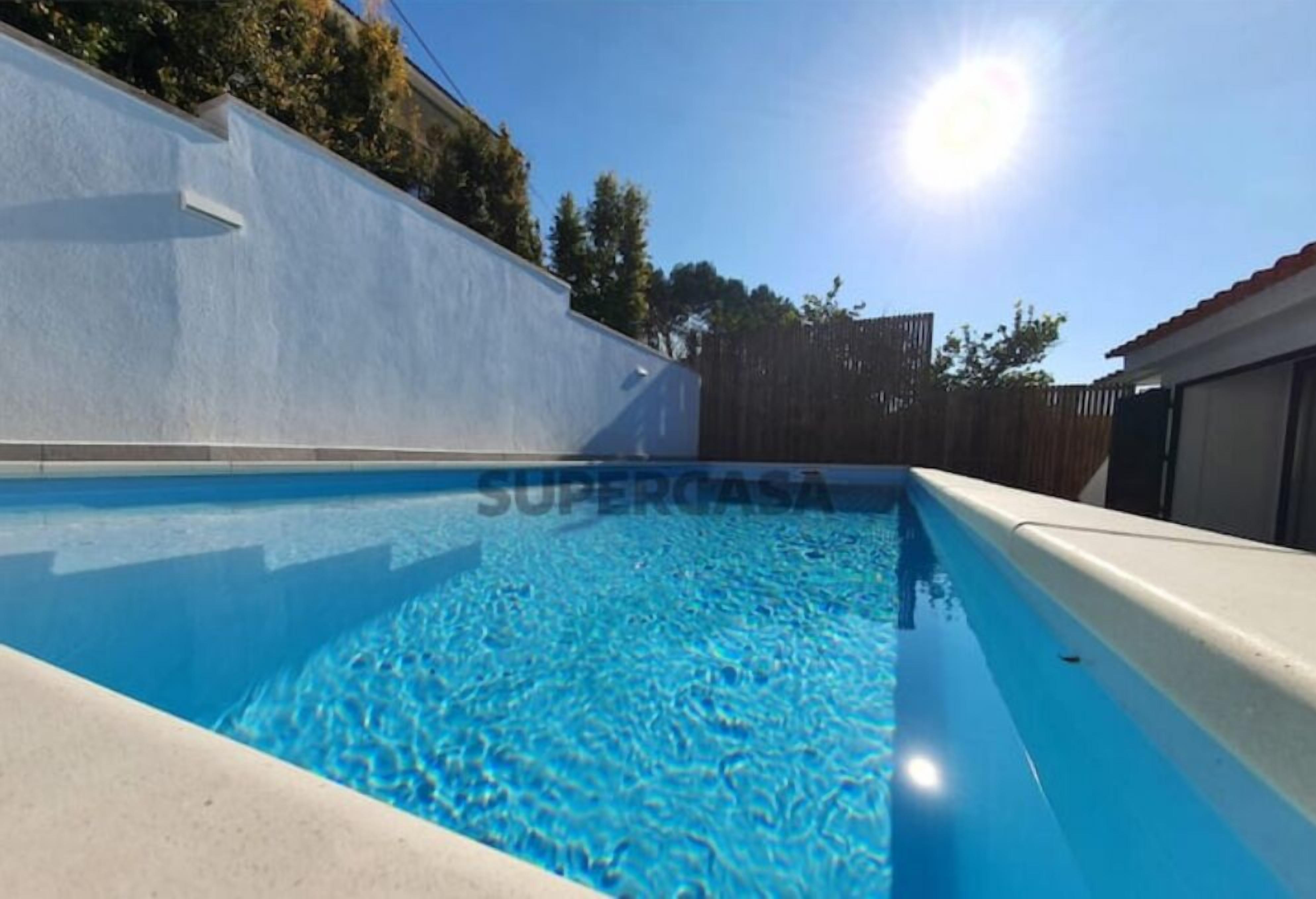 حمّام سباحة على السطح