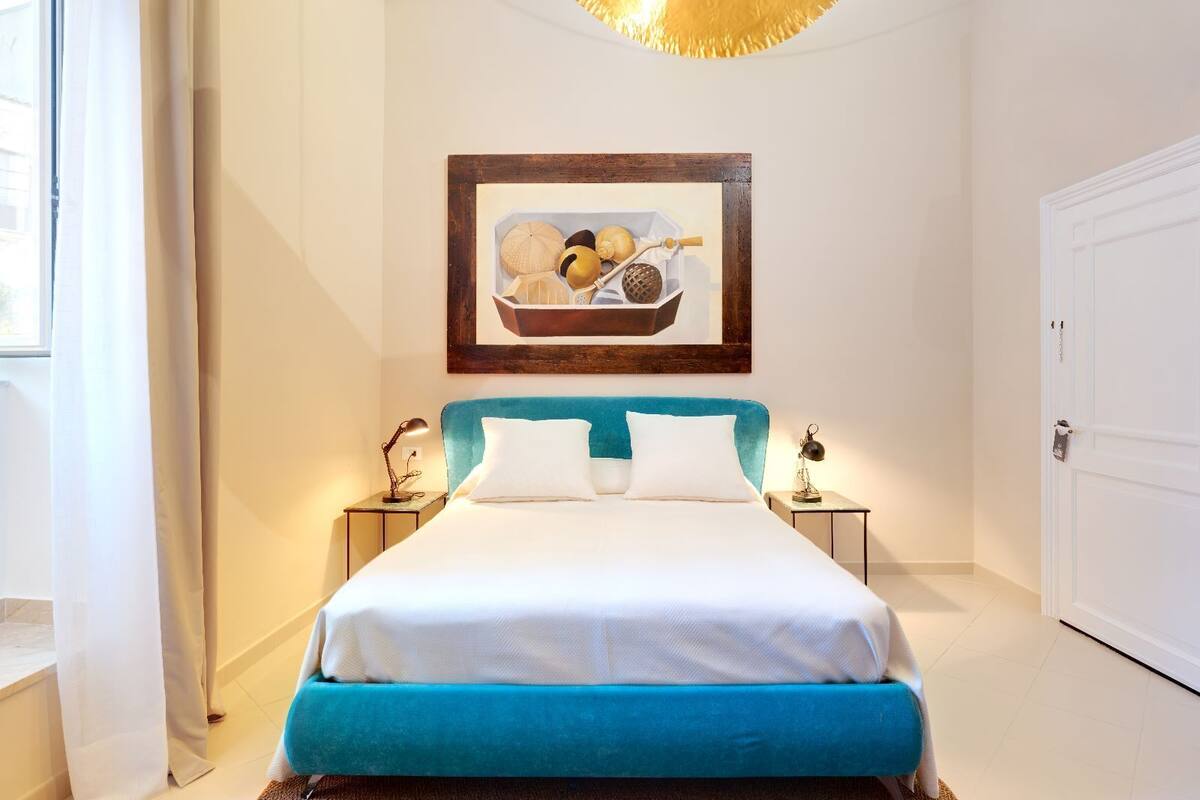 City Room | Hypo-allergenic bedding available, memory foam beds, minibar