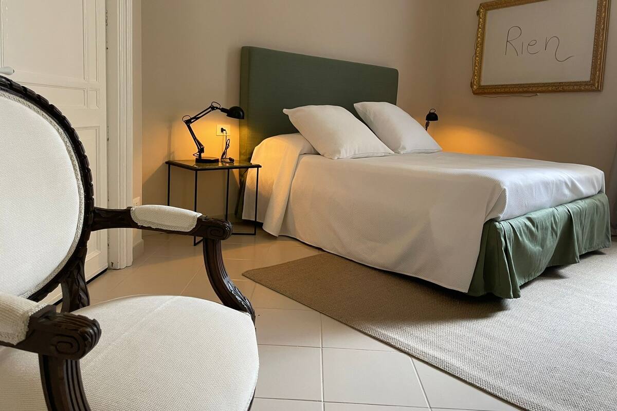 Elite Room | Hypo-allergenic bedding available, memory foam beds, minibar