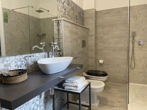 Design-Zimmer | Badezimmer | Dusche, Hydromassagedusche, Haartrockner, Bademäntel
