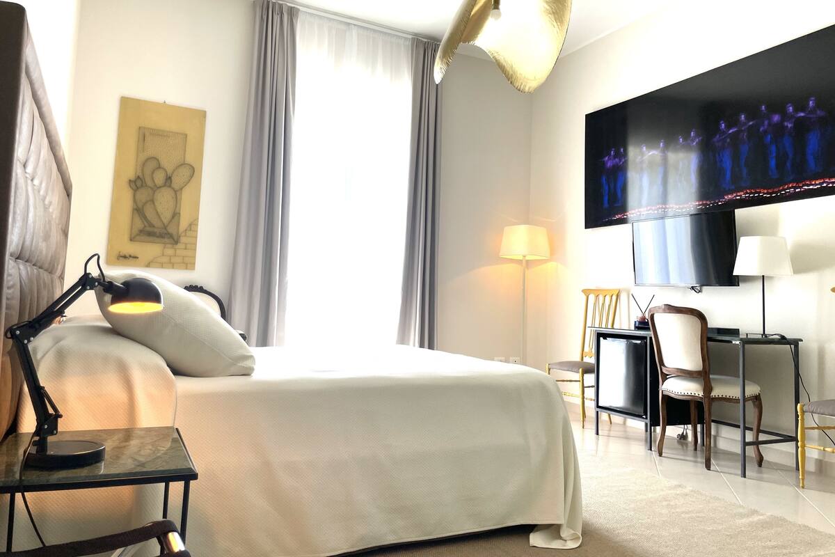 Deluxe Room | Hypo-allergenic bedding available, memory foam beds, minibar