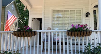 Spacious Upstairs Apartment in<br>Victorian Home