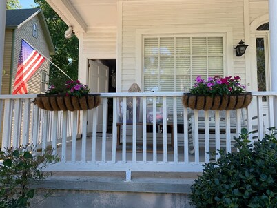 Spacious Upstairs Apartment in<br>Victorian Home