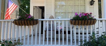 Spacious Upstairs Apartment in<br>Victorian Home