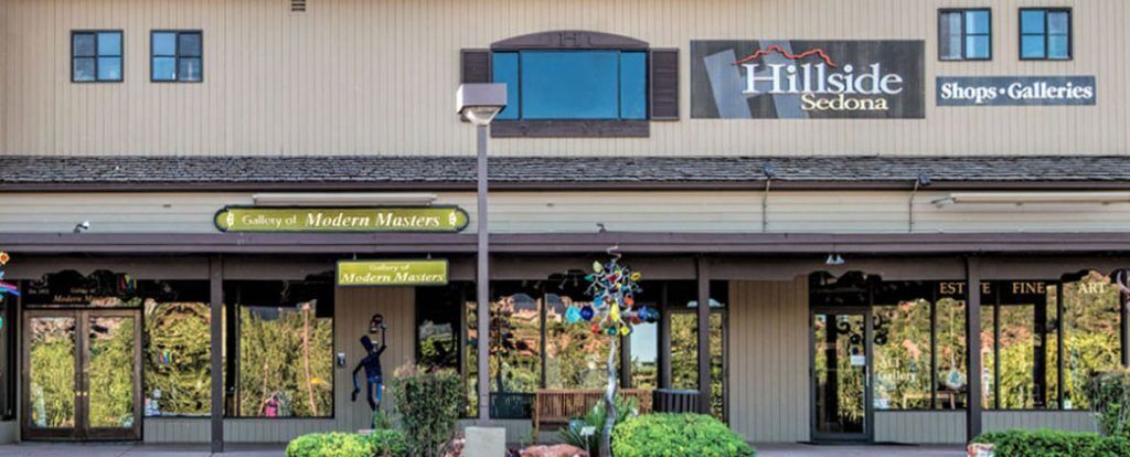 Façade de l’hôtel Hillside Sedona, avec une enseigne indiquant la « Galerie des grands maîtres de l’art moderne ».
