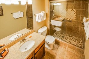 Haartrockner, Bidet, Handtücher, Seife