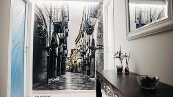 Luxury-Suite, 2 Schlafzimmer | Essbereich im Zimmer