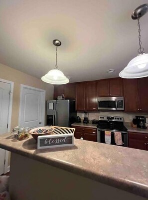 Kjøleskap, hurtigmikser og spisebord