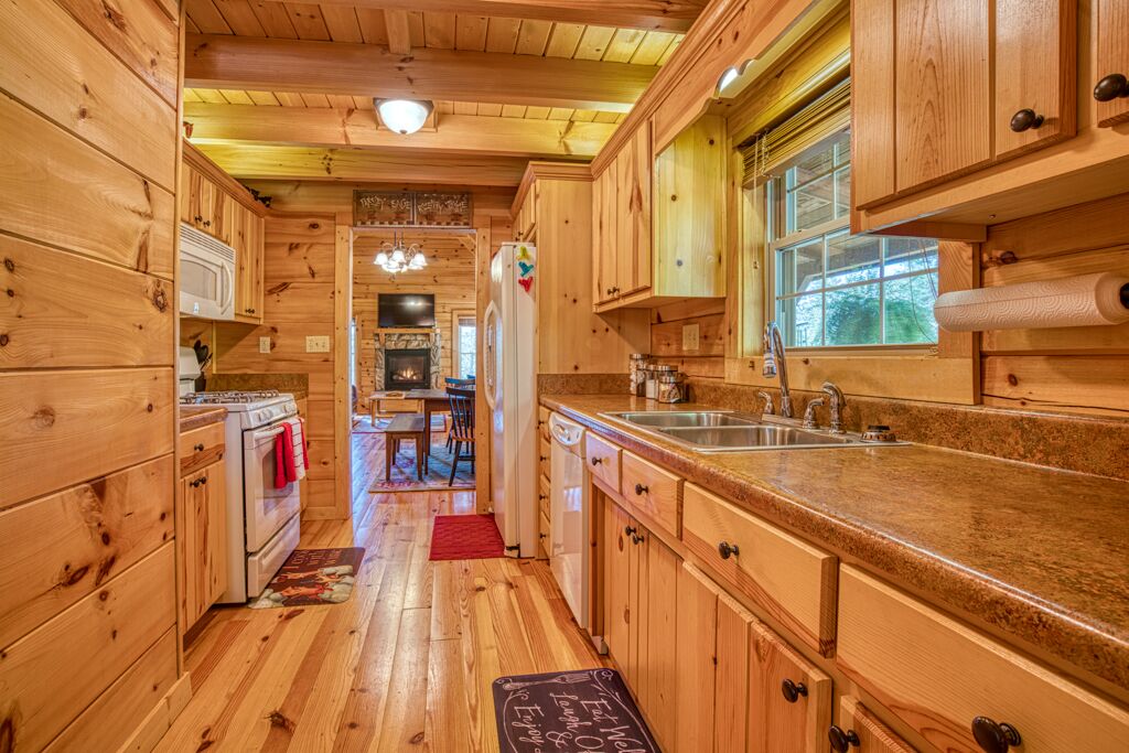 Cozy, Wood Cabin. Private and with Firepit. Gated community.