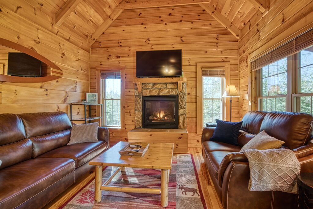Cozy, Wood Cabin. Private and with Firepit. Gated community.