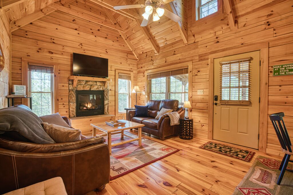 Cozy, Wood Cabin. Private and with Firepit. Gated community.