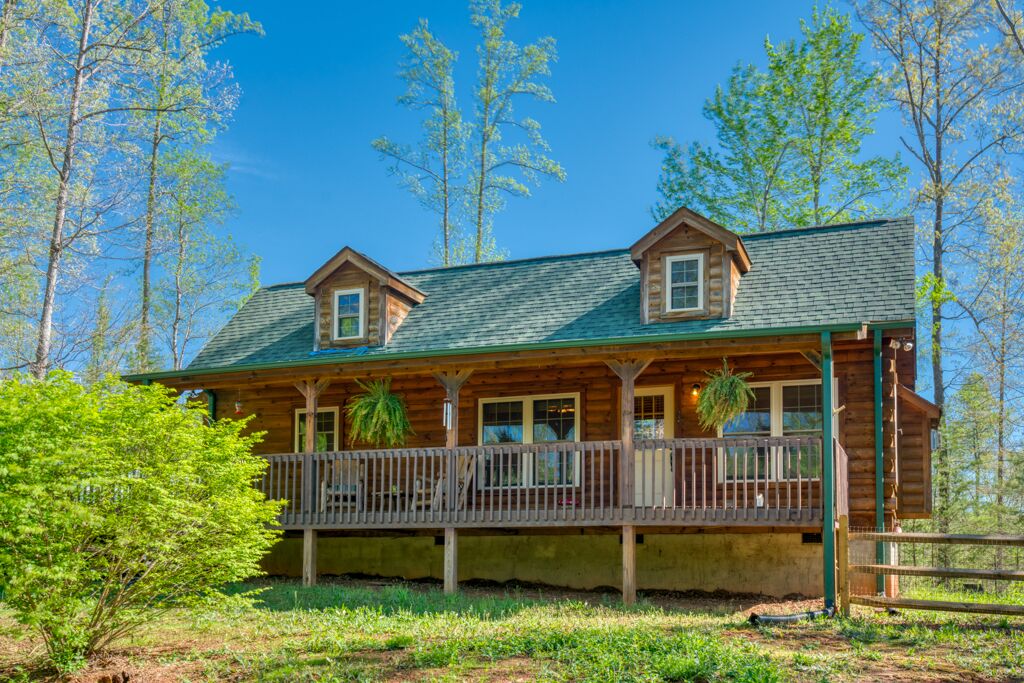 Cozy, Wood Cabin. Private and with Firepit. Gated community.