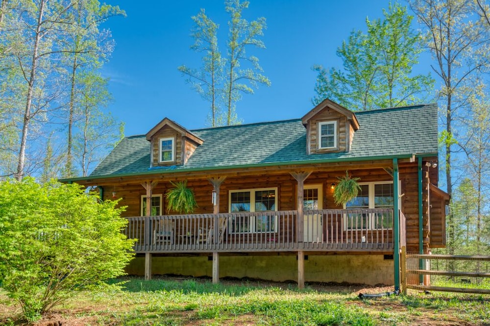 Cozy, Wood Cabin. Private and with Firepit. Gated community.