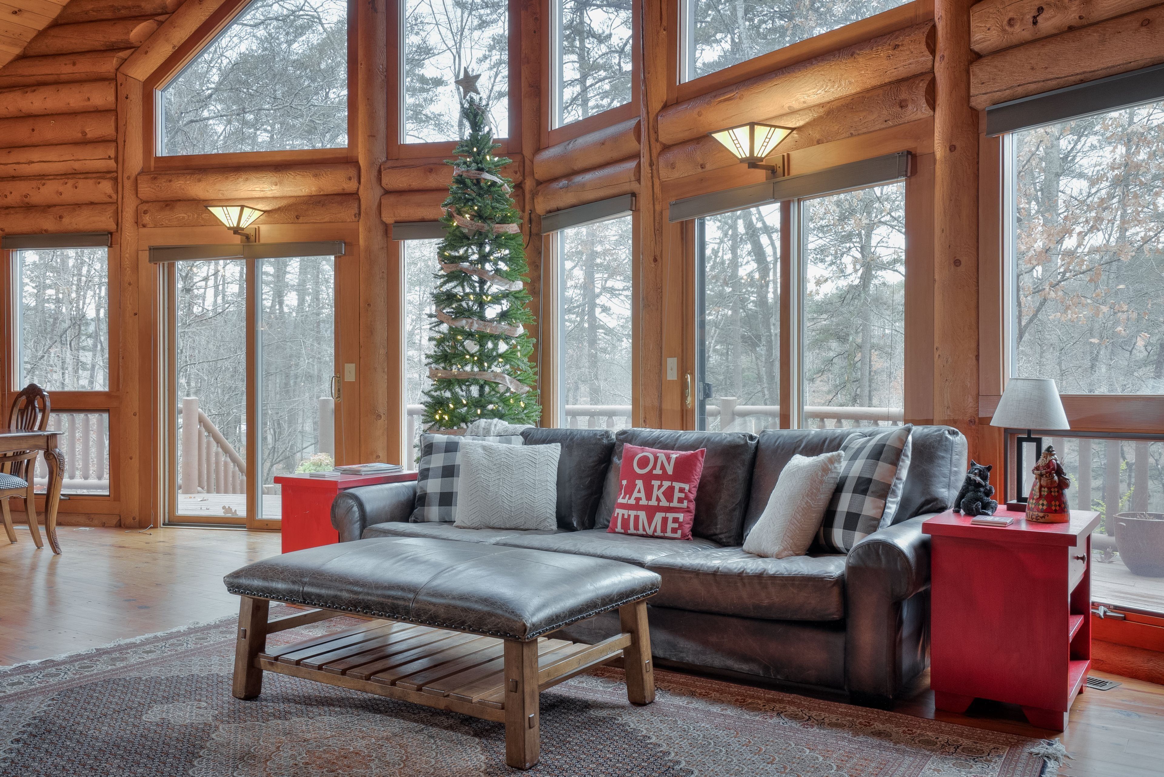 Lakefront, beautiful mountain views surrounded by activities!