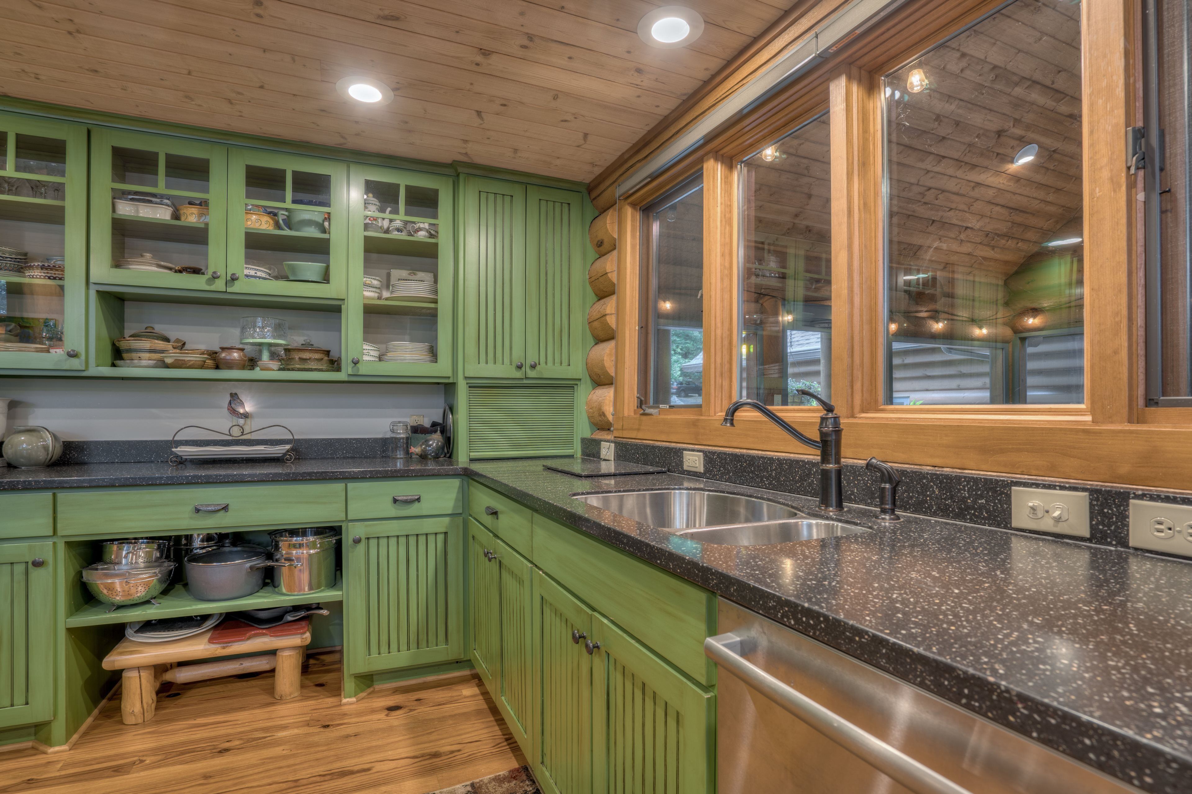 Lakefront, beautiful mountain views surrounded by activities!