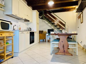 Køleskab, mikrobølgeovn, ovn, kaffe-/temaskine