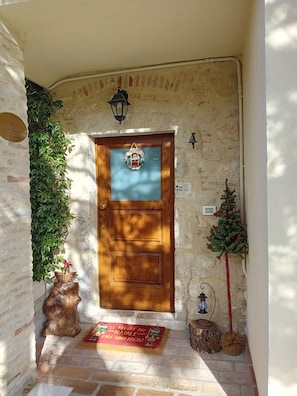 Exterior detail - Rustic  Cottage by Gran Sasso: Steps away from Amazing Hiking Trails (Frascara)