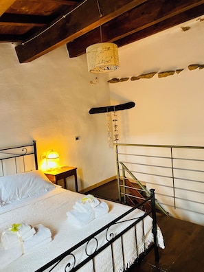 1 bedroom, travel cot, bed sheets - Rustic  Cottage by Gran Sasso: Steps away from Amazing Hiking Trails (Frascara)