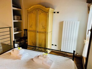 1 bedroom, travel crib, bed sheets