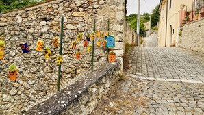 A cobblestone street with a stone wall on one side and a building on the other. - Rustic  Cottage by Gran Sasso: Steps away from Amazing Hiking Trails (Frascara)