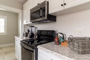 Private kitchen - Cozy, charming near Downtown (Greensboro)