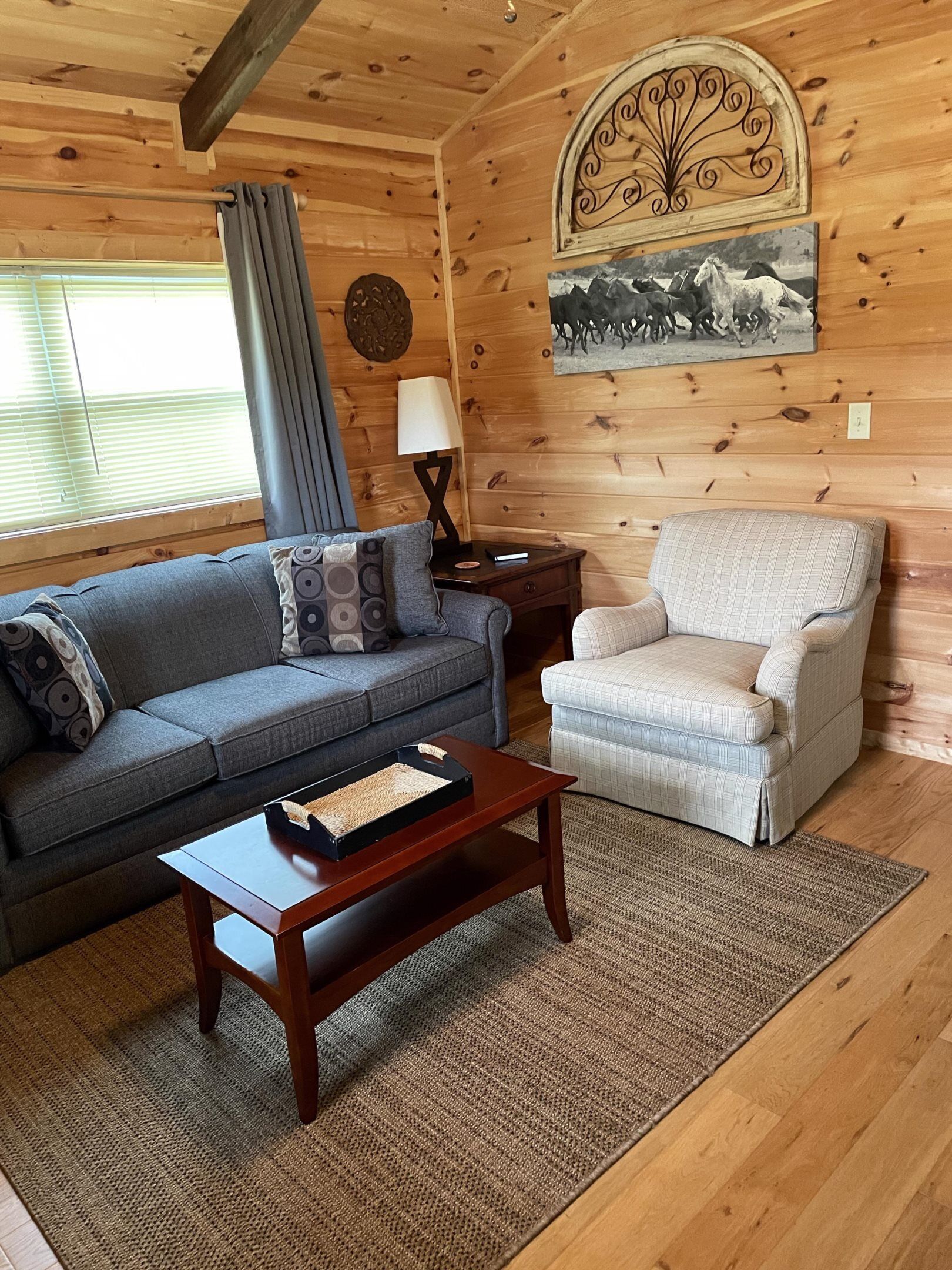 Quaint cabin with A/C, Wifi, close to wineries!