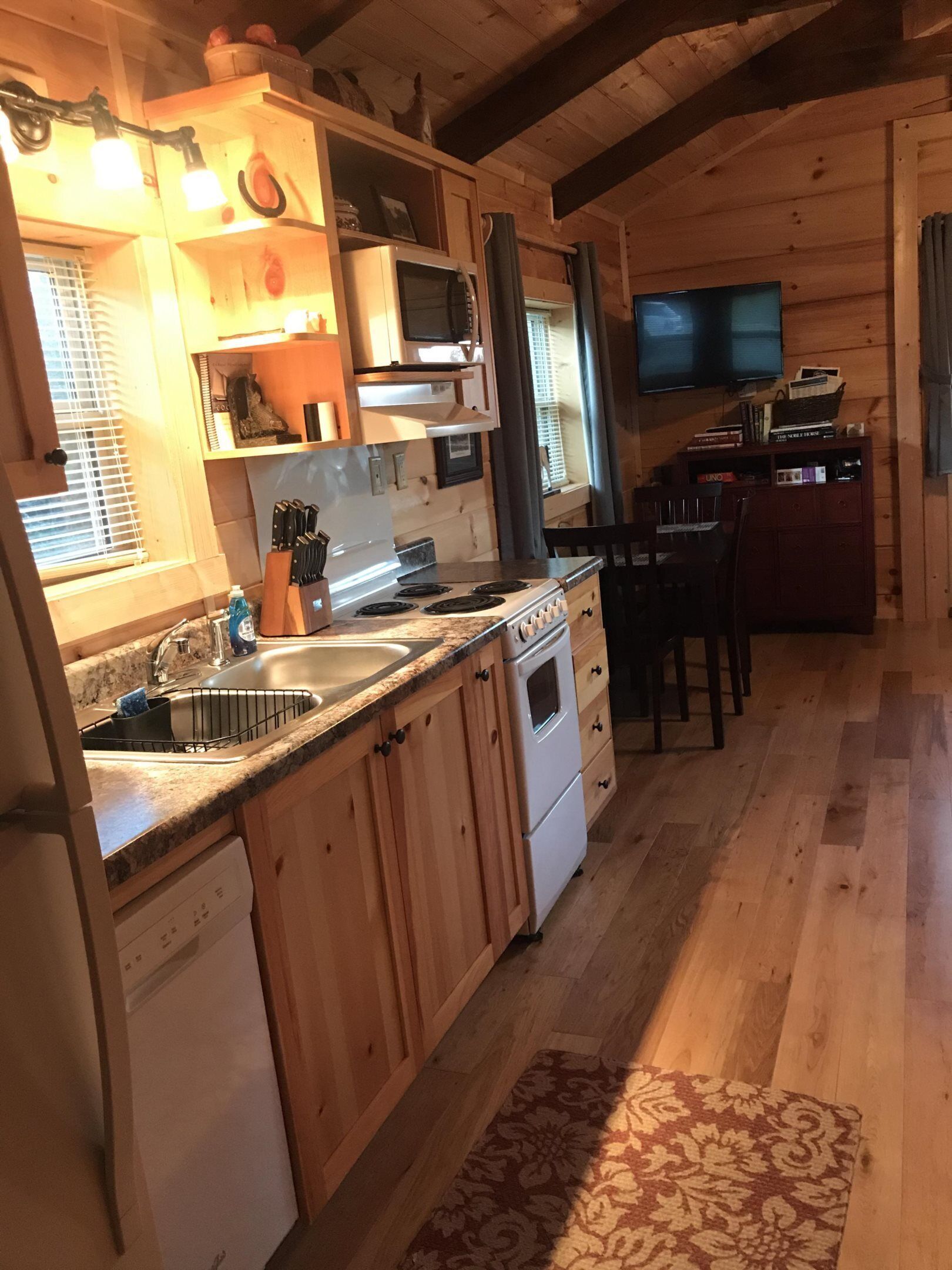 Pet Friendly! Beautiful cabin close to wineries