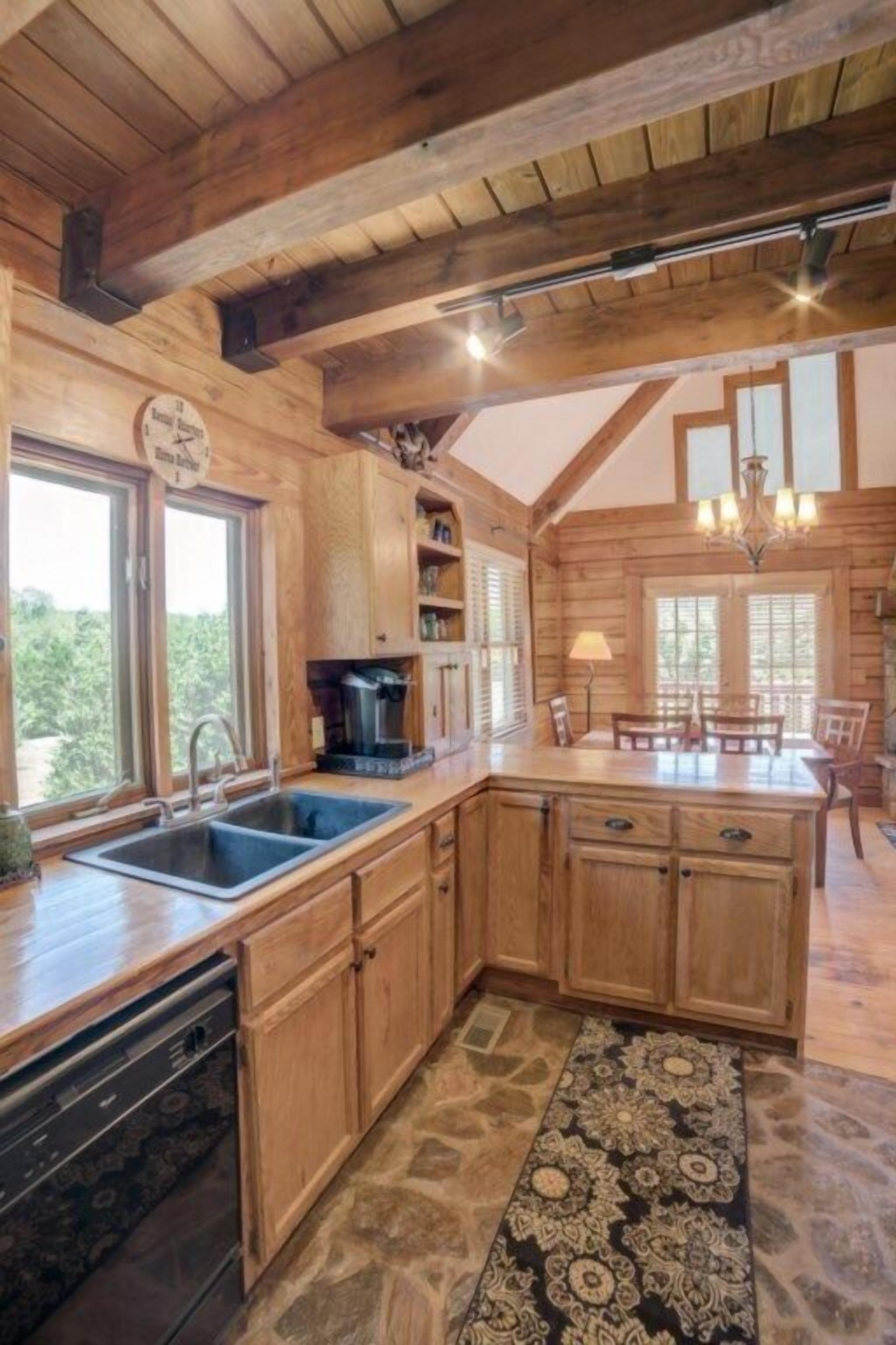 Equestrian Log Cabin. Beautiful interior and pet friendly!