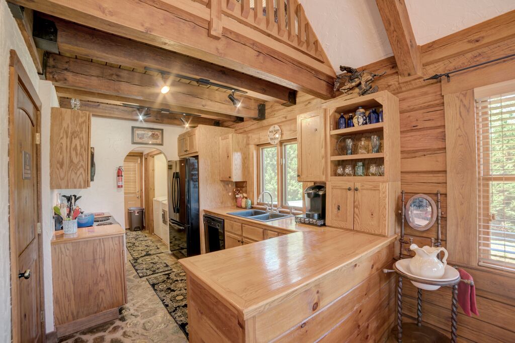 Equestrian Log Cabin. Beautiful interior and pet friendly!