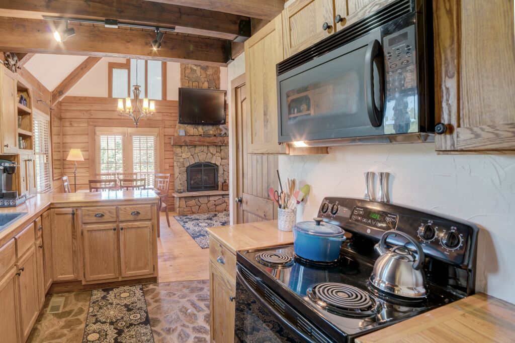 Equestrian Log Cabin. Beautiful interior and pet friendly!