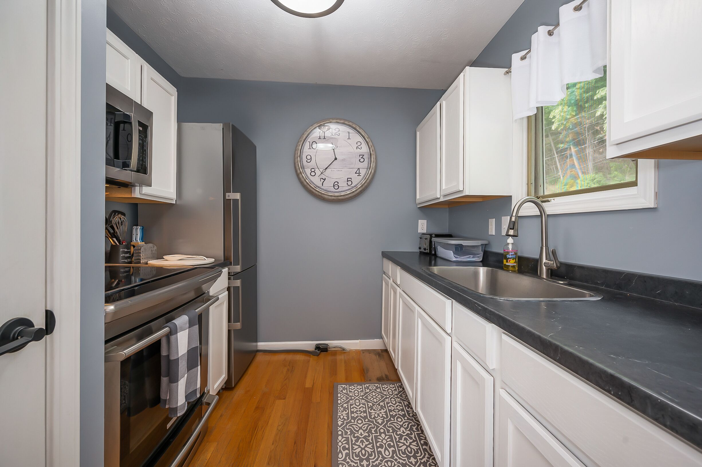 Cozy cottage on the lake with large deck!