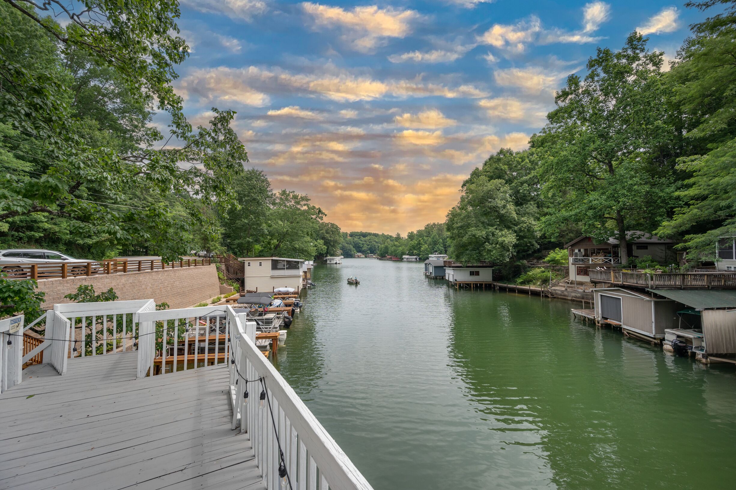 Cozy cottage on the lake with large deck!
