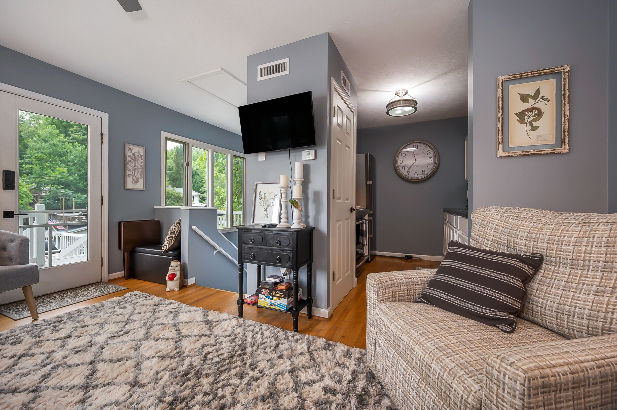 Cozy cottage on the lake with large deck!