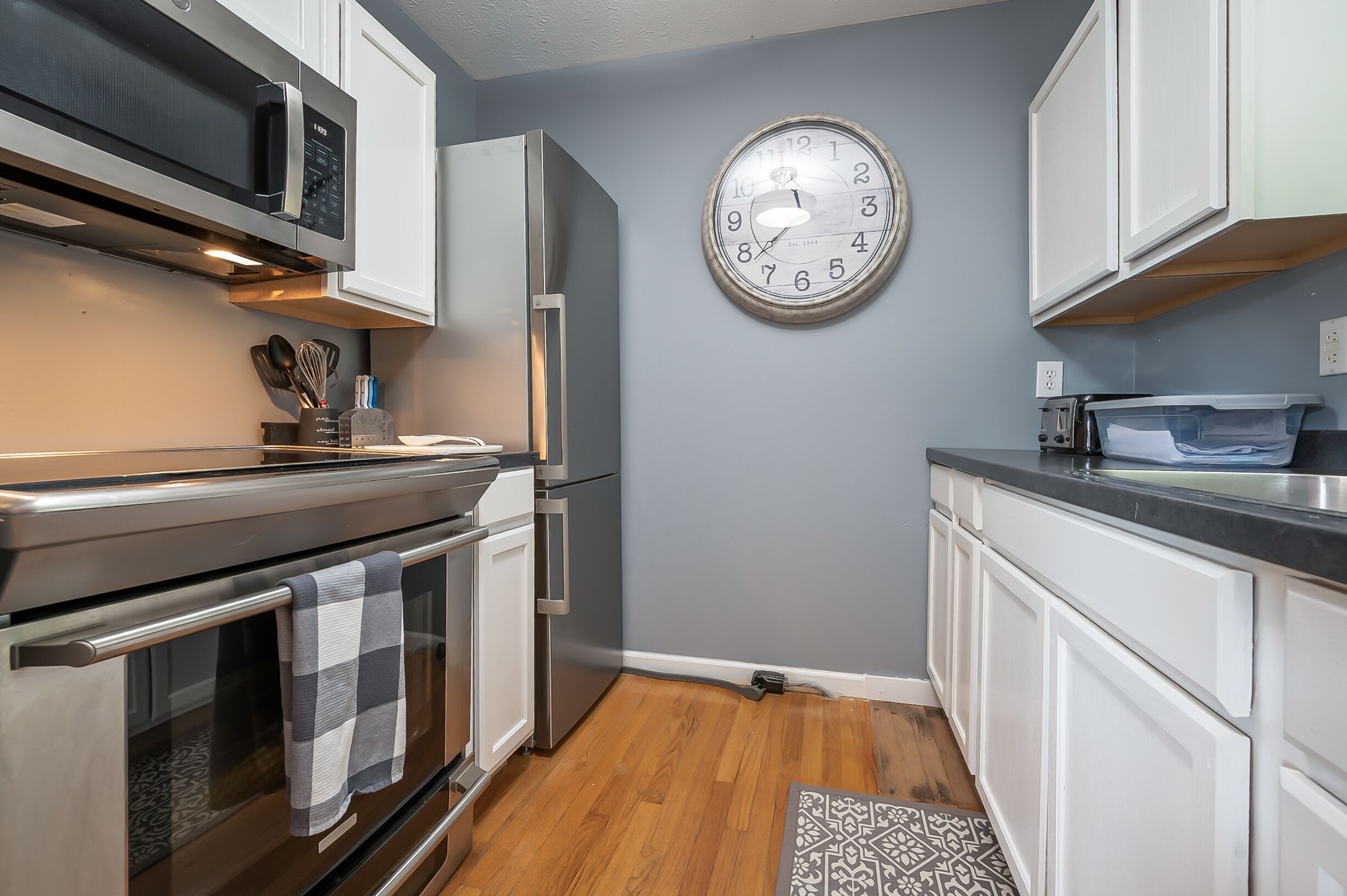 Cozy cottage on the lake with large deck!