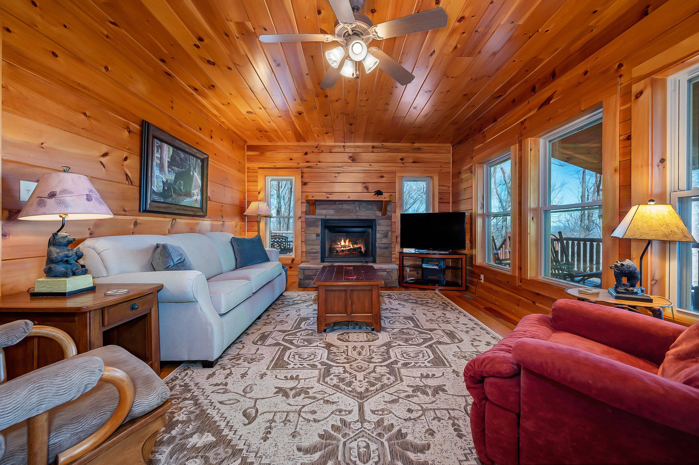 Huge Deck, Mountain Views and Pet Friendly