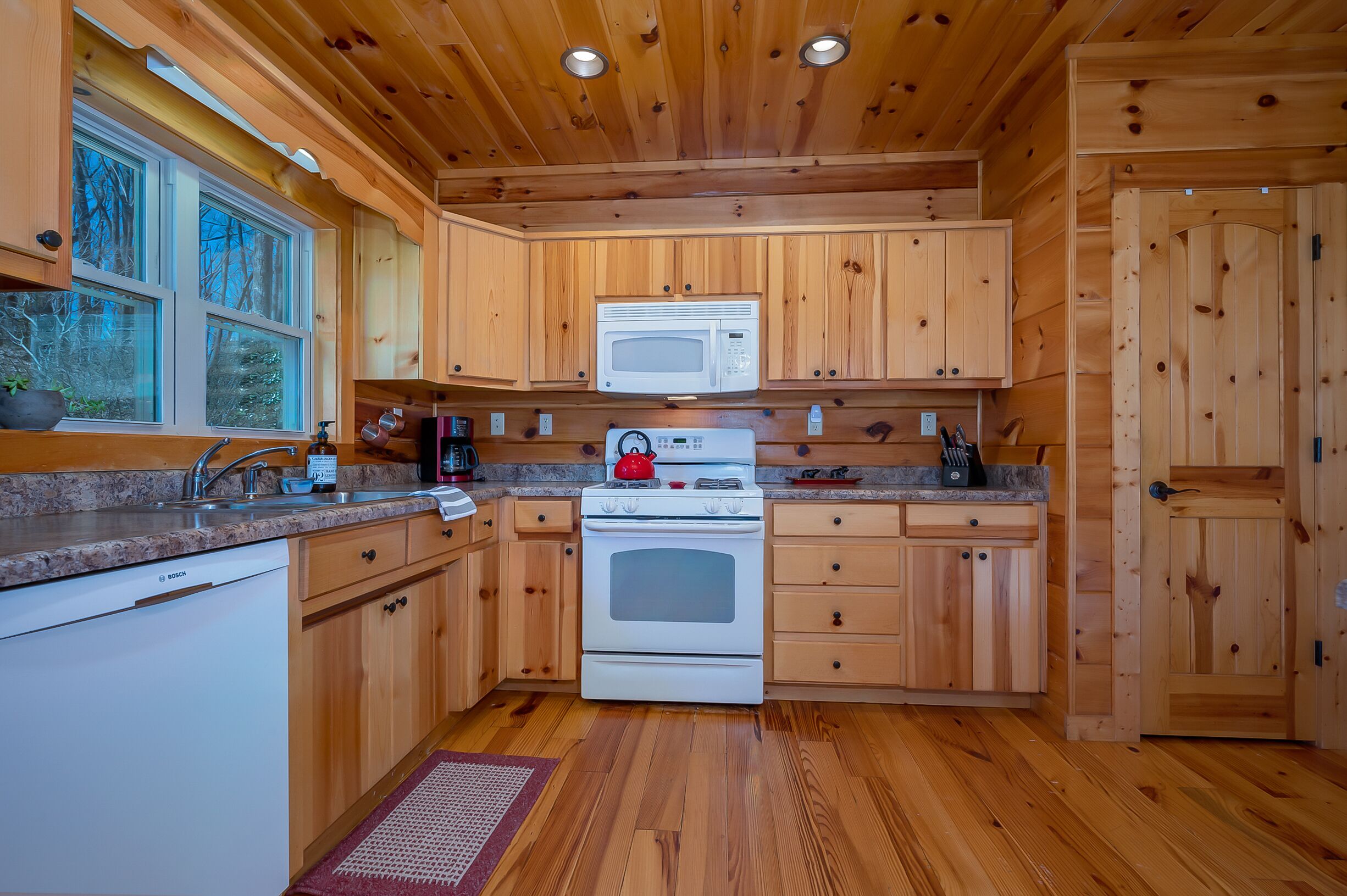 Huge Deck, Mountain Views and Pet Friendly