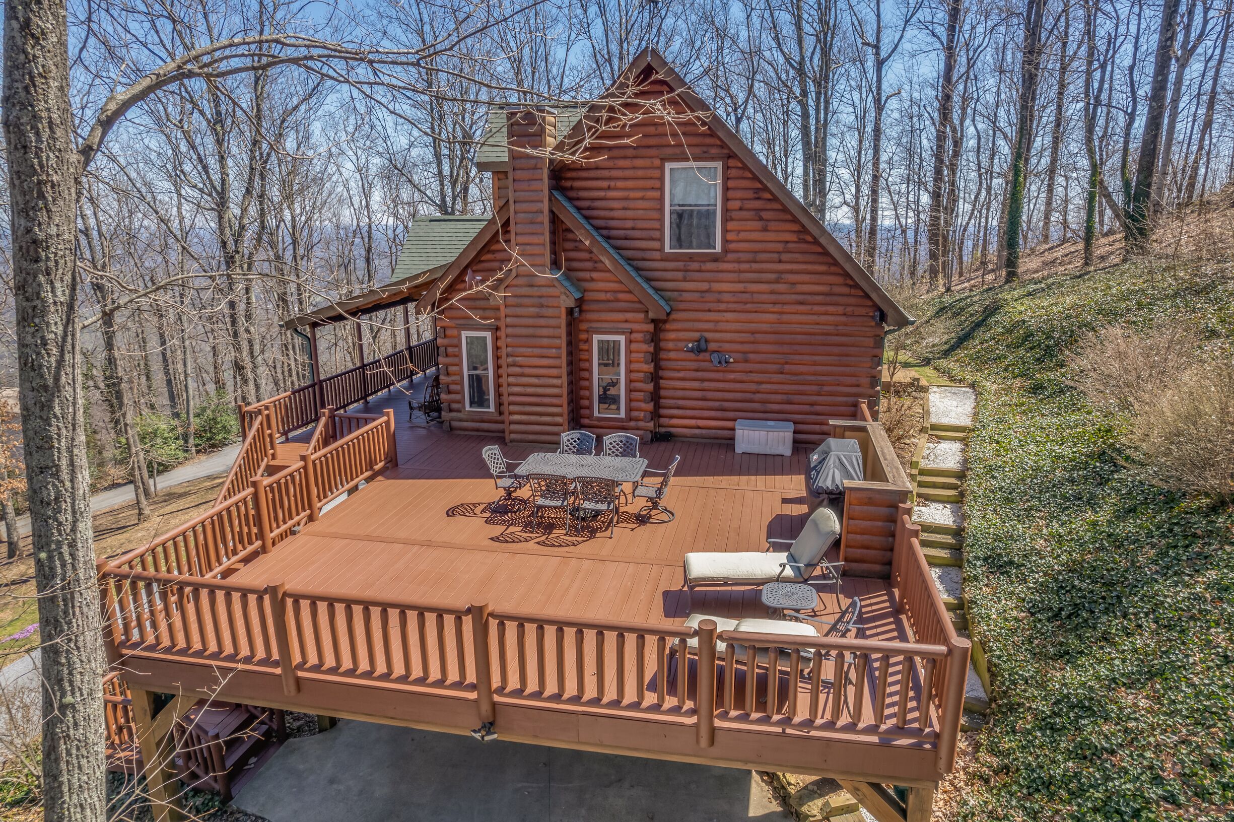 Huge Deck, Mountain Views and Pet Friendly