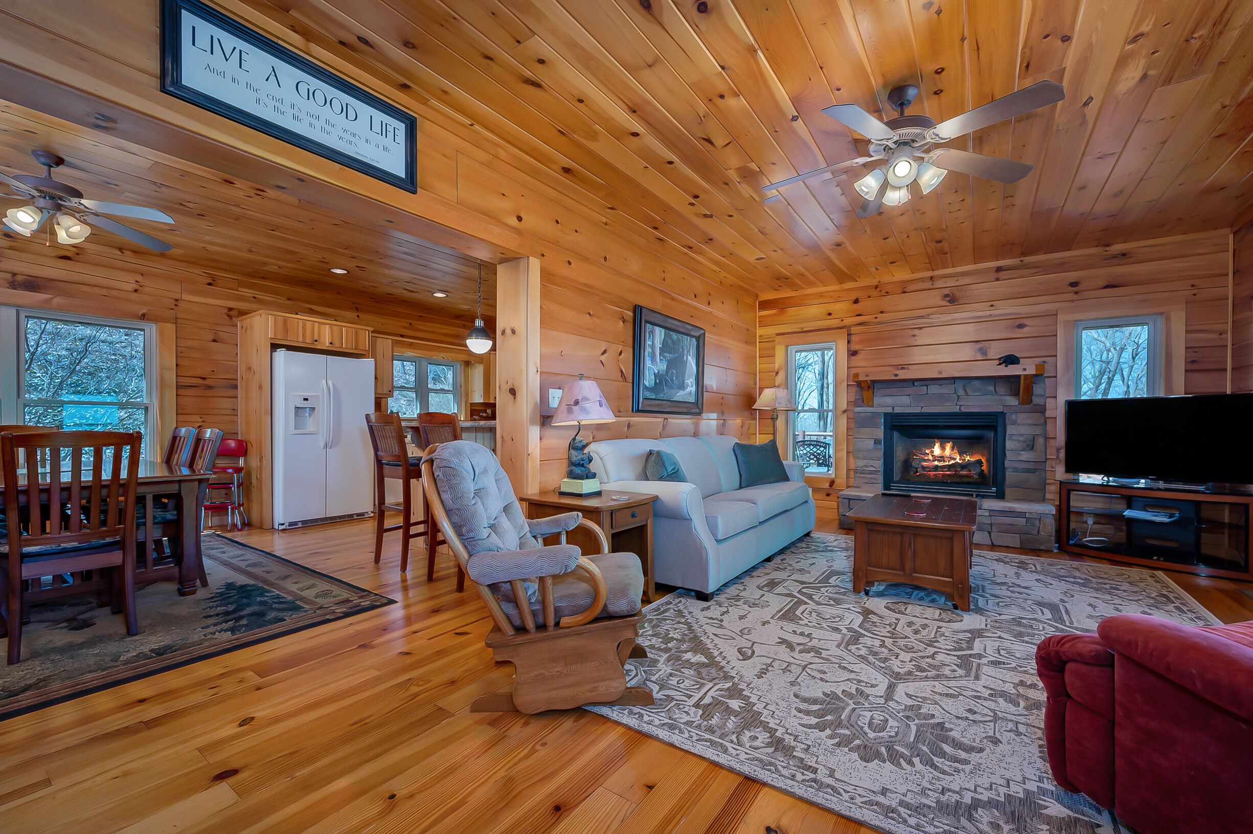 Huge Deck, Mountain Views and Pet Friendly