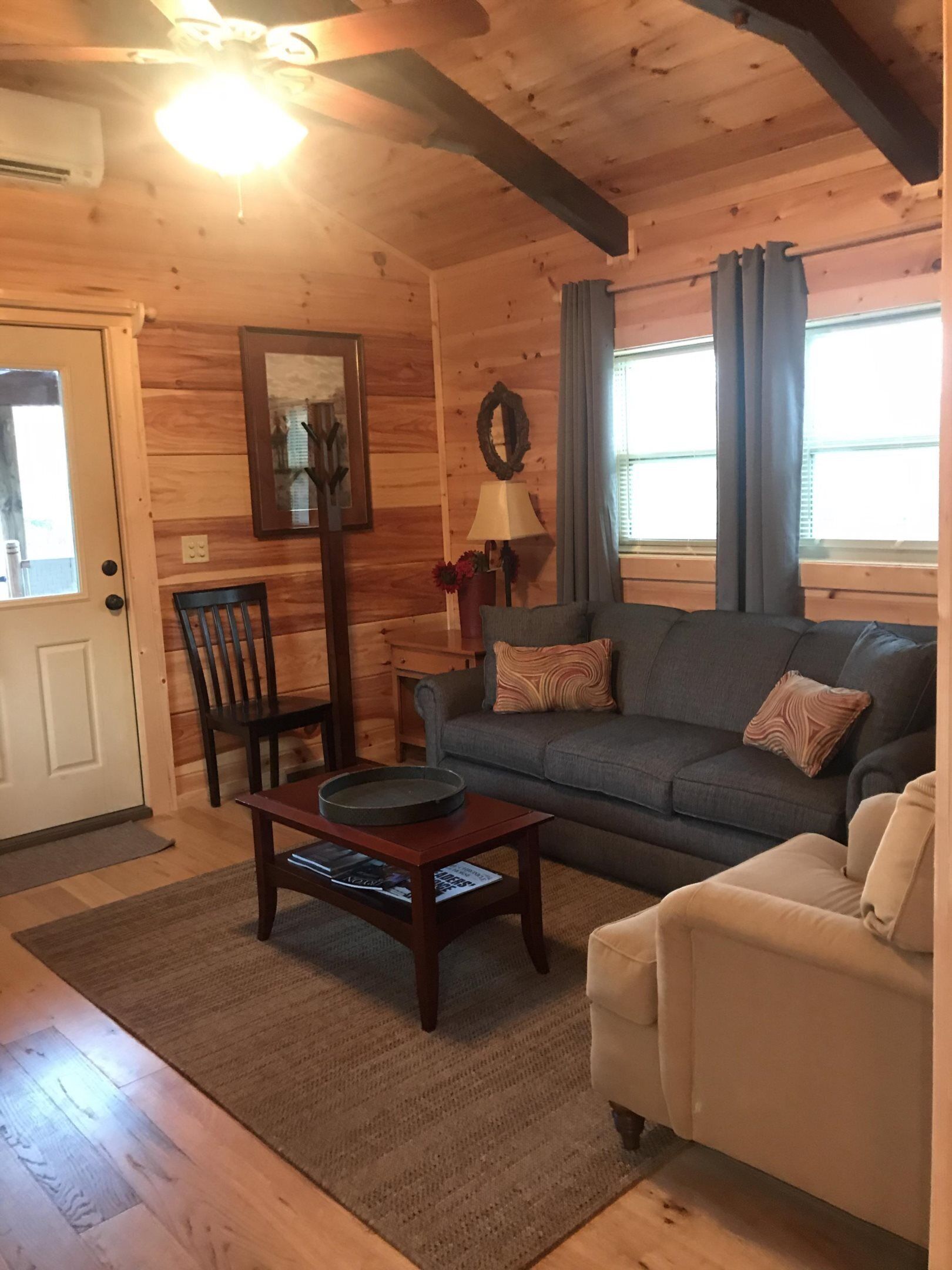 Peaceful surroundings in lovely cabin near wineries!