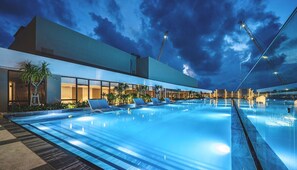 2 piscines extérieures, chaises longues