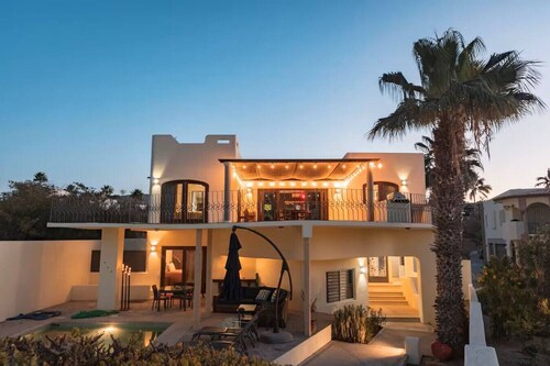 Casa Reyes. Gorgeous 6 Bedroom Home, Walk to the beach, Heated Pool & Ocean View