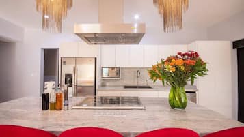 Cadeirão de bebê, talheres/pratos/utensílios de cozinha