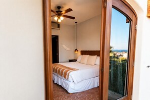 6 Schlafzimmer, Schreibtisch, Bügeleisen/Bügelbrett, Reisekinderbett