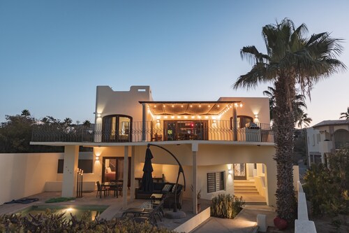 Casa Reyes. Gorgeous 6 Bedroom Home, Walk to the beach, Heated Pool & Ocean View