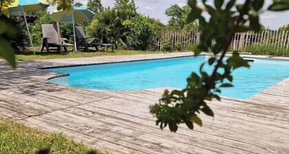 Charme Rustique: Maison de Campagne Spacieuse avec Piscine Privée