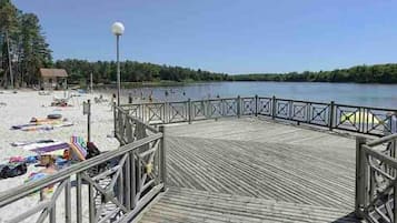Ligstoelen aan het strand